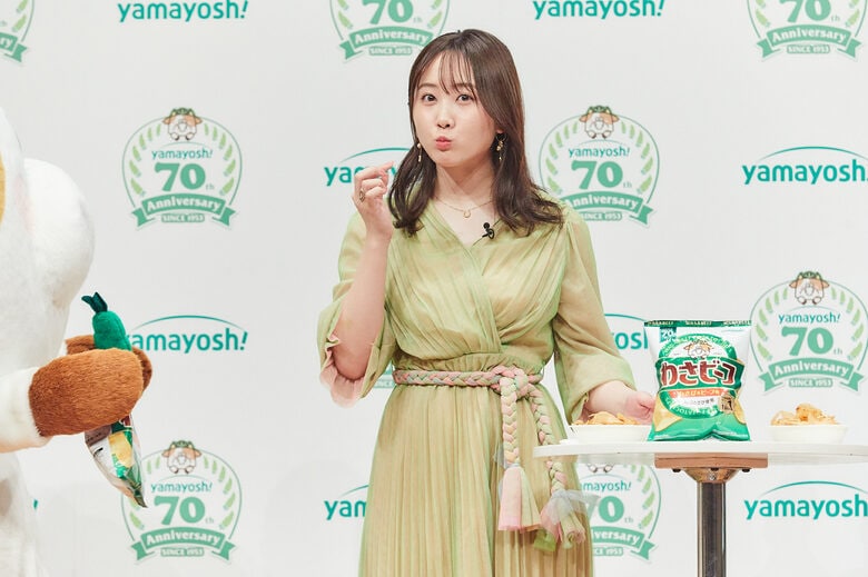 スナック菓子を試食する本田望結さん　山芳製菓 70周年記念発表会