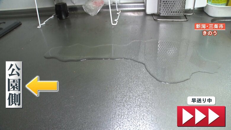 調理場で水を流すと、洗い場とは逆の公園側に向かって水が流れていく