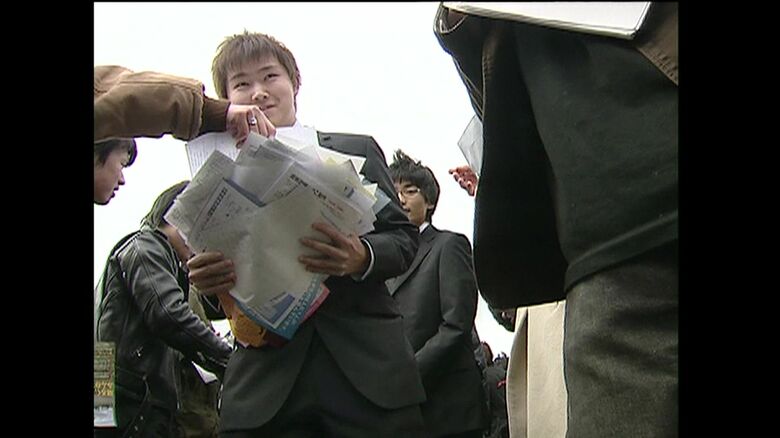 新入生の手には勧誘チラシの山ができるほど