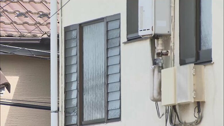 女性の遺体は台所の床下で見つかった