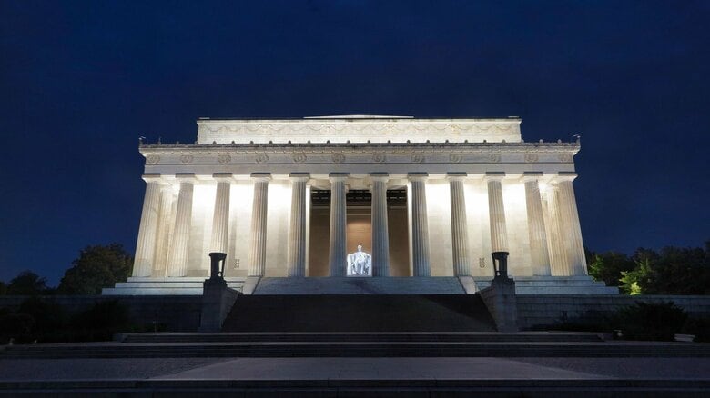 映画では爆破されるリンカーン記念堂（ワシントンDC）