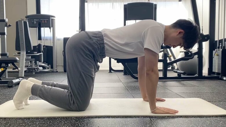 【ドローイン】背骨が動かないようにキープしながら息を吐き、おなかをへこませる（提供：計太さん）