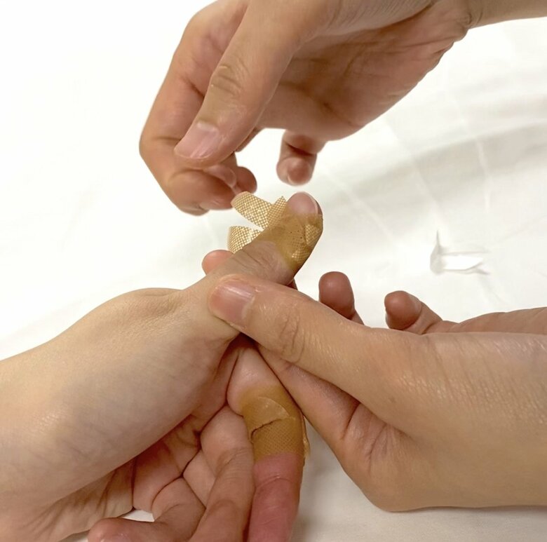 指の腹　貼り方2（提供：湘南鎌倉総合病院）