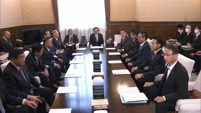 出席した議員が全員、マスクを外す場面も