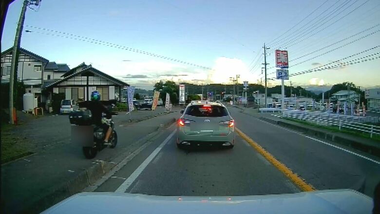 視聴者がドライブレコーダーで撮影した歩道を走るバイク（提供：撮影者）