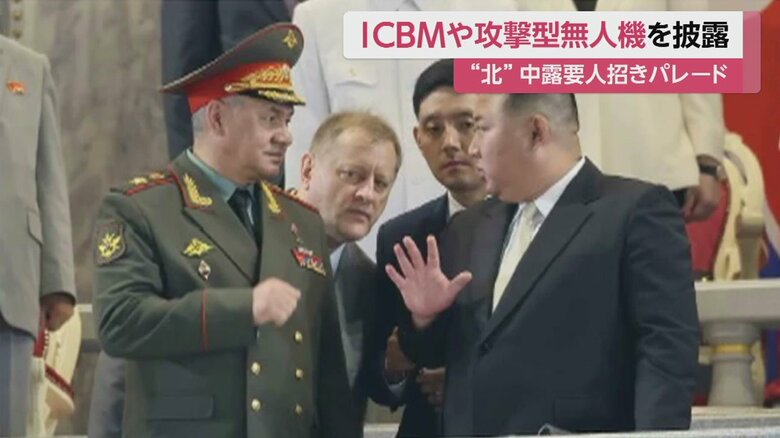 ロシアのショイグ国防相（左）と話をする金正恩総書記