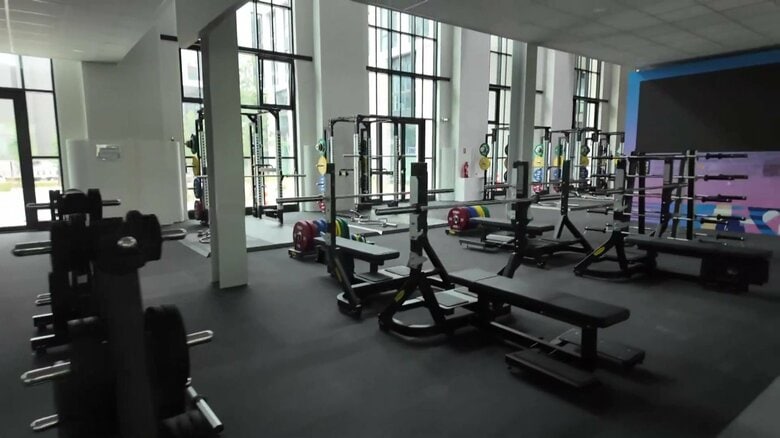 敷地内にある巨大なジム施設