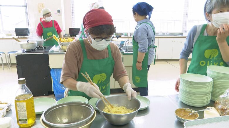 子ども食堂を手伝うボランティア