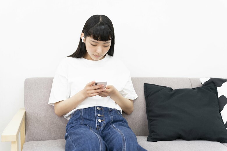 長時間のうつむき姿勢は猫背の要因に（画像はイメージ）