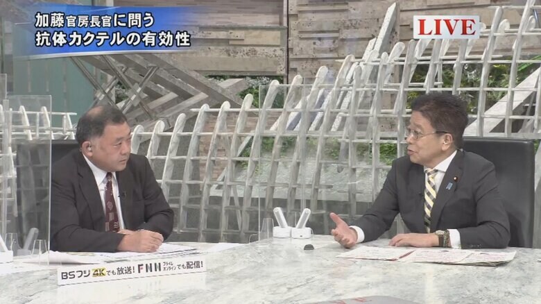 反町理キャスター（左）と加藤勝信 内閣官房長官（右）