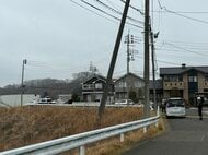 【速報】ガードレールを突き破り崖下へ転落　運転手の女性と子供２人がけがをして搬送〈富谷市〉