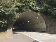トンネルで“はみ出し”か…軽乗用車が反対車線の車と正面衝突 3台絡む事故に 軽運転の男性死亡 2人ケガ