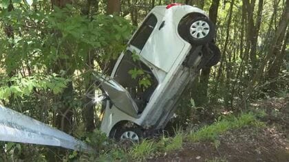 宇和島でガードレール突き破り軽乗用車が斜面に転落　７０代男性と１０代女性が軽いケガ【愛媛】