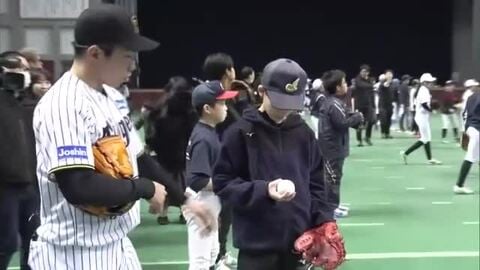 秋田県出身のプロ野球選手と小学生がキャッチボールで交流　WBC代表の石井大智投手も参加　秋田市