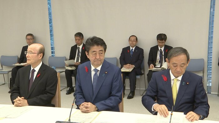 杉田官房副長官、安倍首相、菅官房長官（2018年10月）　