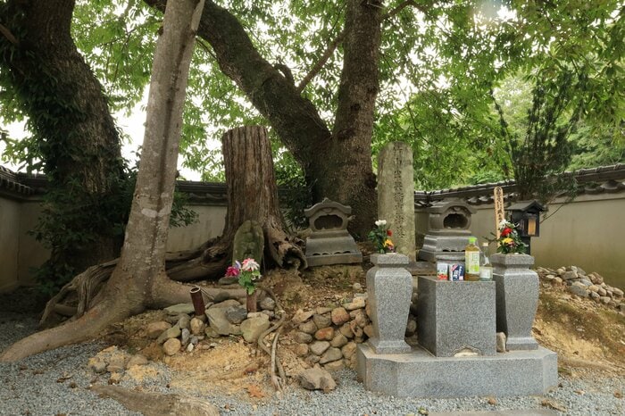半兵衛の墓は平井山之上付城の麓にある