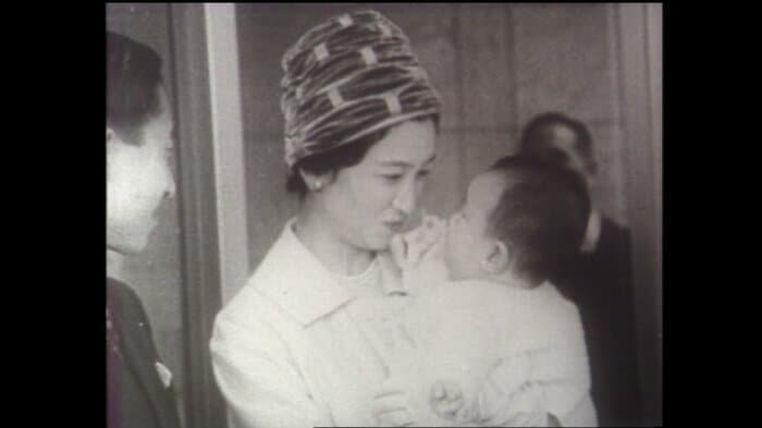 昭和35(1960)年10月　アメリカから帰国し皇太子さまと再会された両陛下