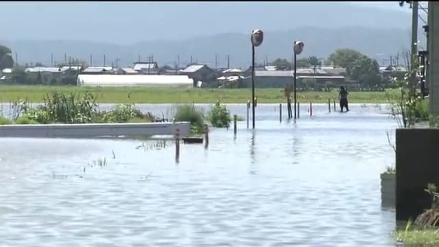 一夜明けても水が引かない坂井市内（31日撮影）