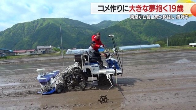 先輩の菅翔也さんに「植えてみろ」と言われ、直播きの最新機種を初めて操縦