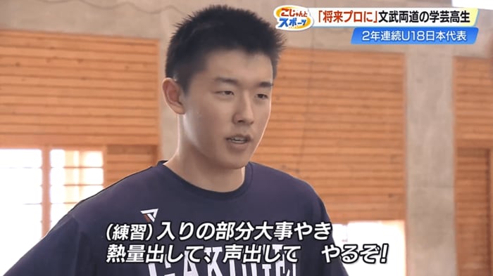 練習前にチームで気合の円陣を組む姿