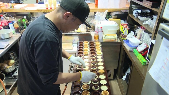 祖父の時代のガス台で「どりこの焼き」を焼く水野さん