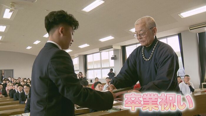 野球部恒例　野々村監督から特別な卒業祝い