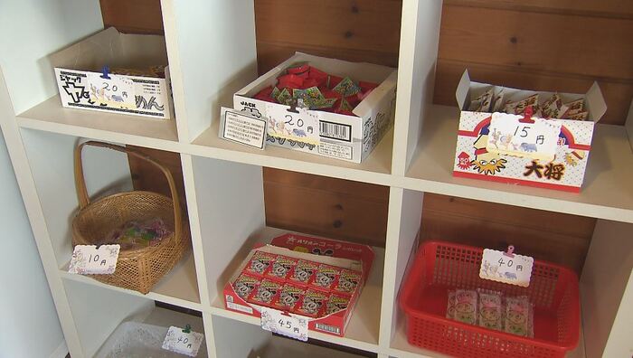 駄菓子はひとつ10円から70円ぐらい