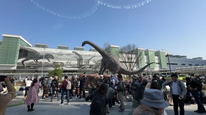 ブルーインパルスの機体を見上げる県民ら