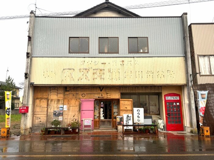 珠洲の中心部に立つ「いろは書店」。元々は同じ通りの別の場所にあったが被災したため、タクシー会社の事務所だった建物を改装して移転したという