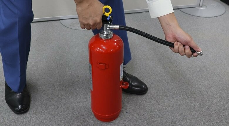 消火剤は“炎に目掛けて”ではない？意外とわかっていない「消火器」の使い方…素早く消す“3つのポイント”を東京消防庁が伝授｜FNNプライムオンライン