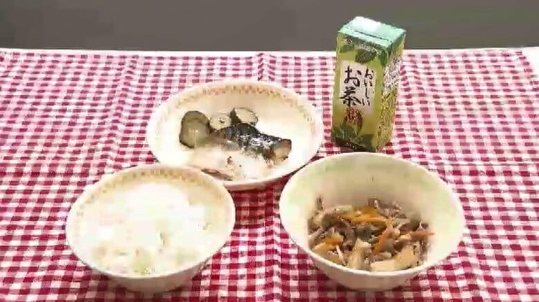 給食に牛乳ではなく『緑茶』　福岡市の小学校で始まる　料理との相性考慮し月1回提供　産地・八女市では9年前から小中学校に『給茶機』設置　「当たり前にある身近な飲み物」｜FNNプライムオンライン
