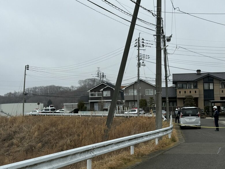 【速報】ガードレールを突き破り崖下へ転落　運転手の女性と子供２人がけがをして搬送〈富谷市〉｜FNNプライムオンライン