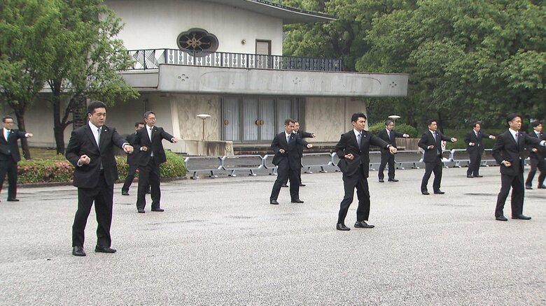 皇宮警察の訓練を3年ぶりに公開　両陛下の一番近くで護衛する「側衛官」が”不審者役”を制圧｜FNNプライムオンライン