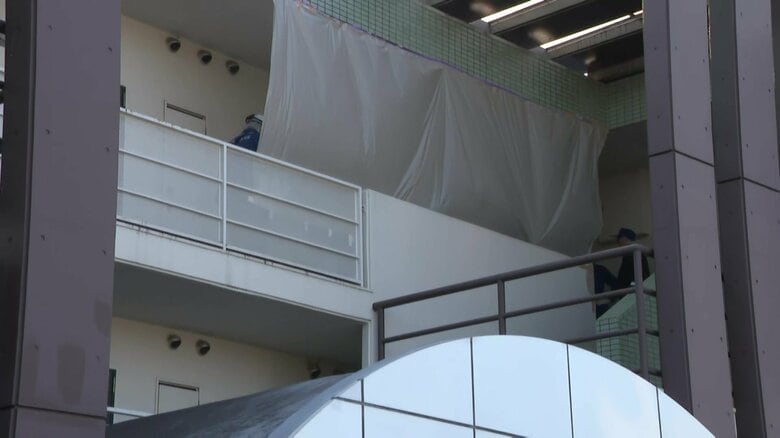 殺害されたのは住人の42歳会社員女性　数日前に金髪男性が「開けろ」などと叫びながらドアを蹴り警察出動　愛知・豊田市殺人放火｜FNNプライムオンライン