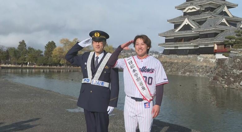 ヤクルト・赤羽由紘選手が地元・松本市で一日警察署長　「背番号00なので、事故や詐欺もゼロに」　年末特別警戒・交通安全運動スタート｜FNNプライムオンライン