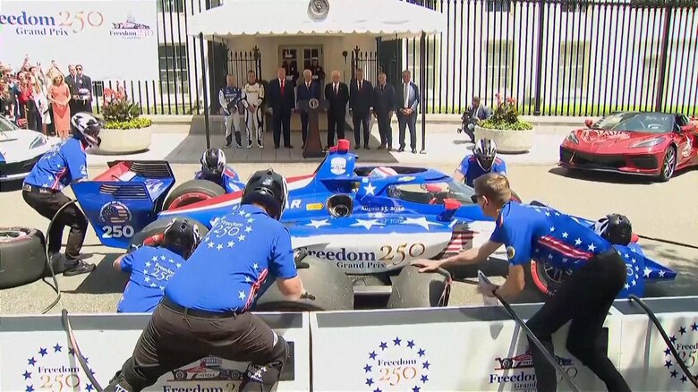 ホワイトハウスに「インディカー」のレースカー登場　トランプ大統領もピット作業見学　首都市街地でのレース開催は初｜FNNプライムオンライン