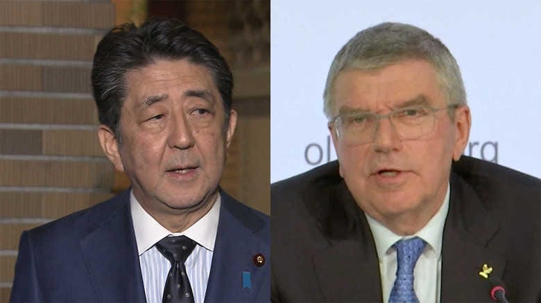 24日会見を行う安倍首相(左)とIOCバッハ会長(右)
