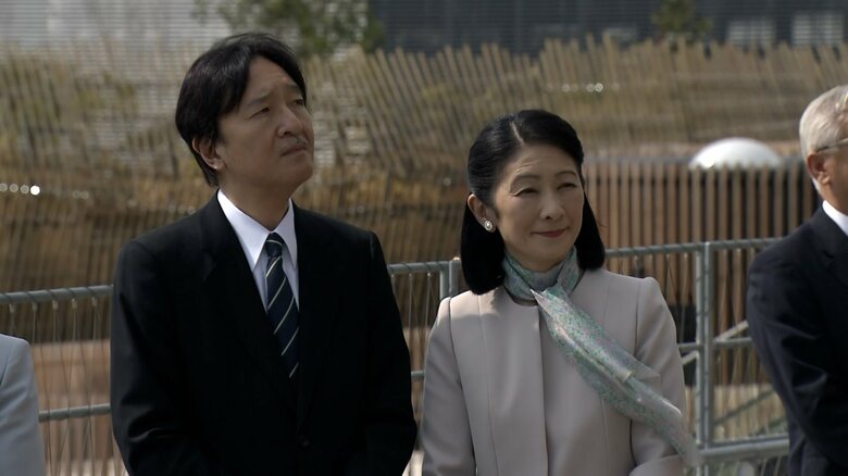 大屋根リングを視察される秋篠宮ご夫妻（2025年4月11日）