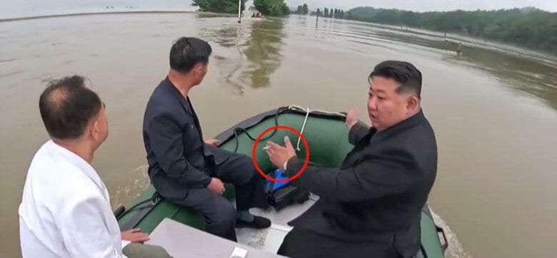 水害地域の視察中もたばこを吸う金正恩氏