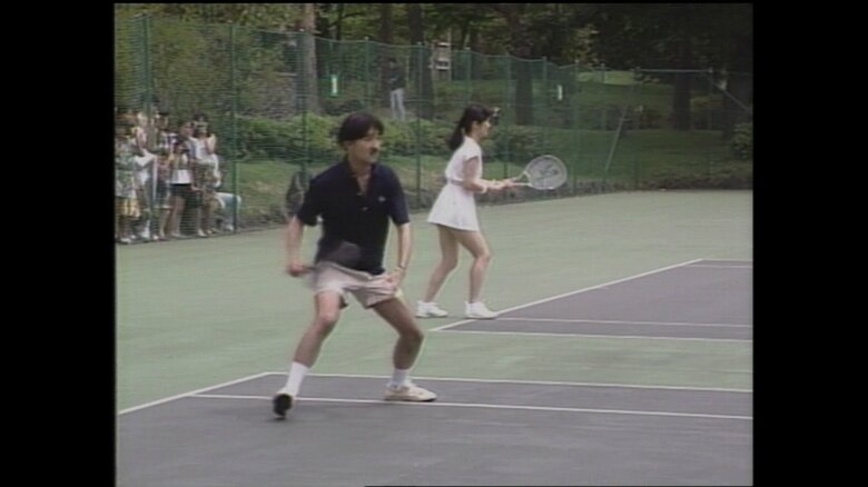 テニスを楽しまれる秋篠宮ご夫妻