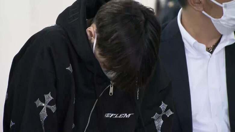 警視庁大崎警察署から出てきた若山容疑者（1日午後0時半過ぎ）