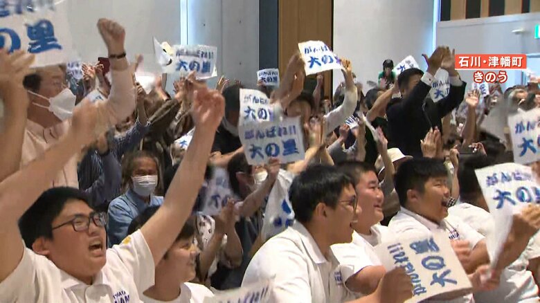 会場を揺るがす大歓声