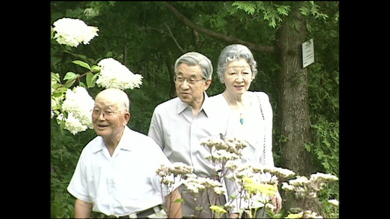 園長の案内で植物を見て回られる両陛下