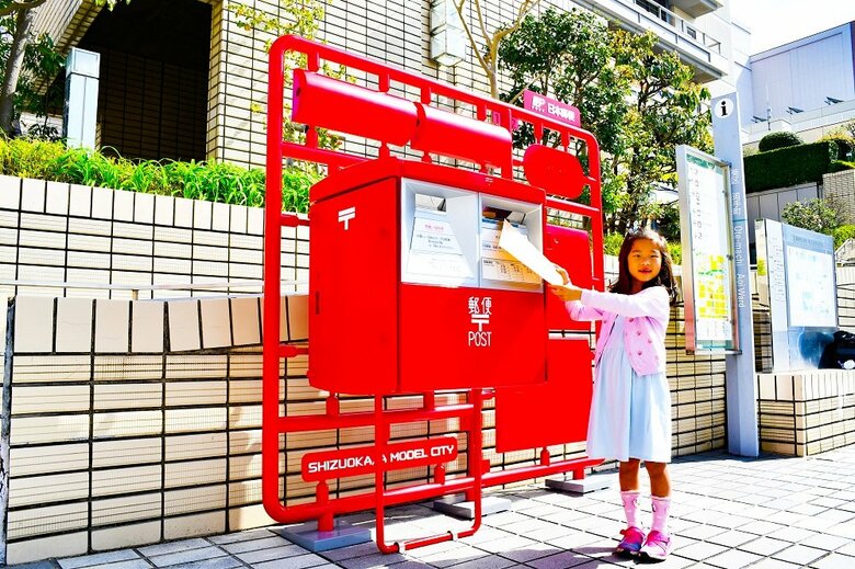 静岡市役所前に設置されたプラモニュメント「郵便ポスト」（提供：静岡市）