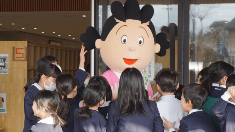 サザエさんを取り囲む小学生たち（志賀小学校）