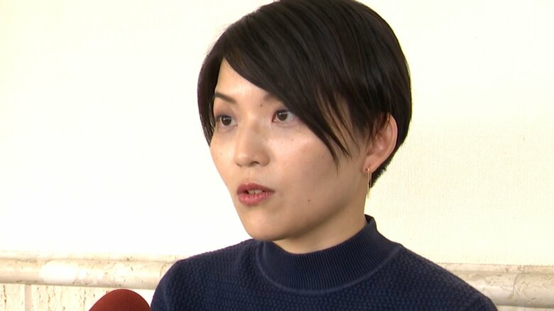 展覧会を担当する主任学芸員の塚本麻莉さん