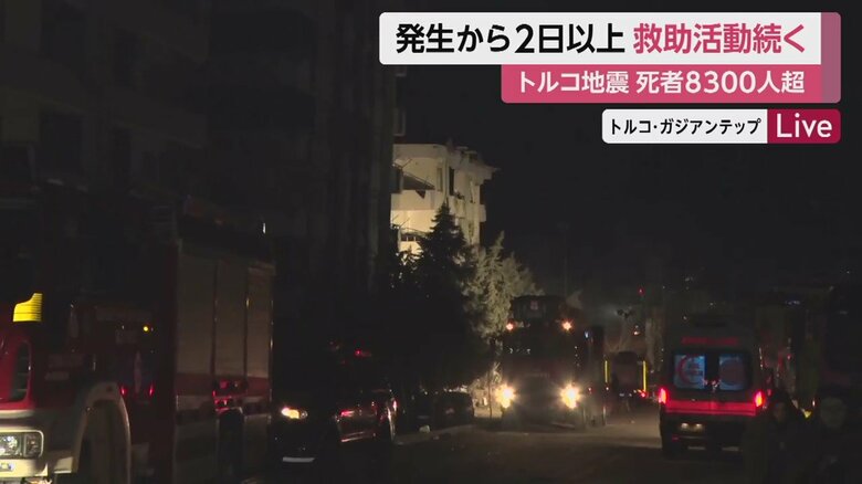 倒壊現場の横を見ると、明かりが。ここも、建物が倒壊した現場だ。至る所で被害が広がっている