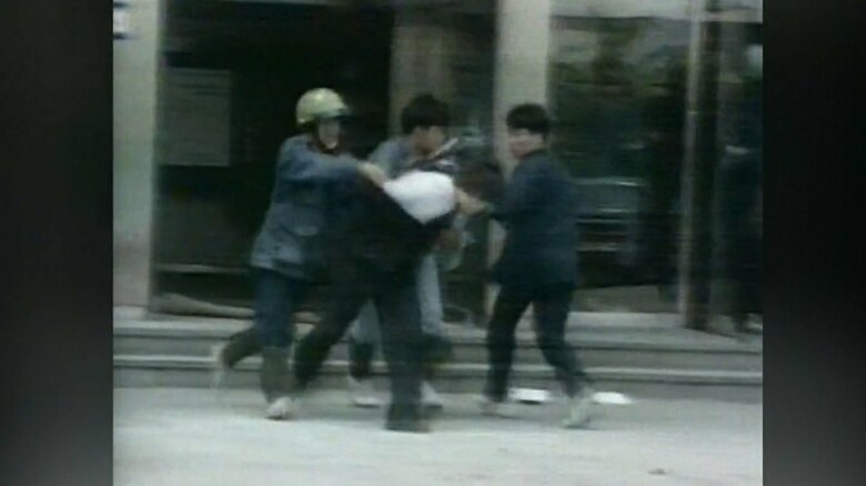 軍事政権時代に民主化デモ隊を鎮圧する白骨団