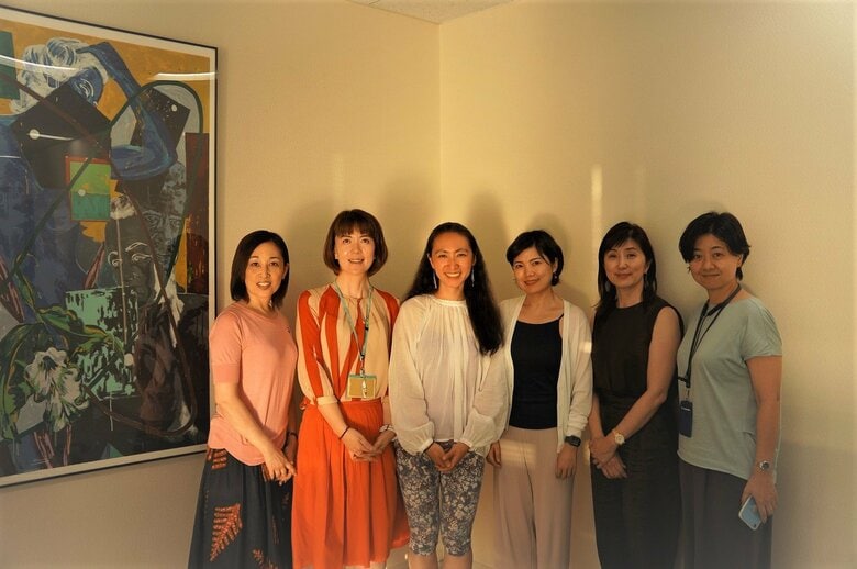 中央が李一諾さん（左から3番目、白いシャツの女性）