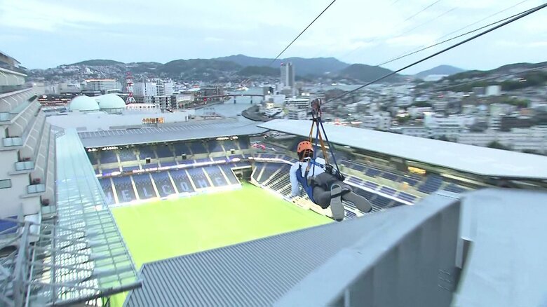 スタジアム上空を走るジップライン